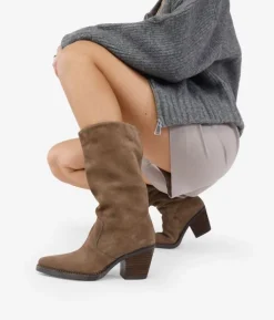 Discount Bosanova Botas cowboy taupe en serraje piel con tacón de madera