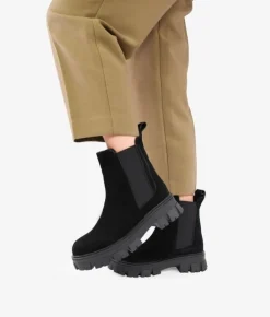 Fashion Bosanova Botines chelsea negros en piel serraje suela track