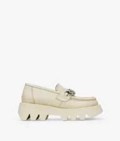 Outlet Bosanova Mocasines beige en piel con cadena plateada y suela track
