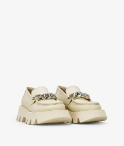 Outlet Bosanova Mocasines beige en piel con cadena plateada y suela track