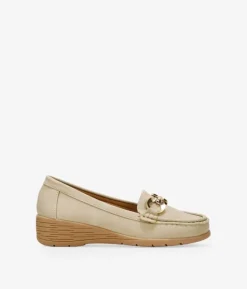 Discount Bosanova Mocasines de cuña beige con detalle metálico