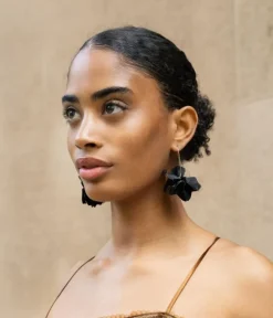 Hot Bosanova Pendientes de flor rígida negros