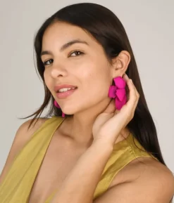 Online Bosanova Pendientes de resina fucsia con pétalos