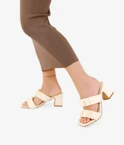 Discount Bosanova Sandalias beige con fruncido y tacón