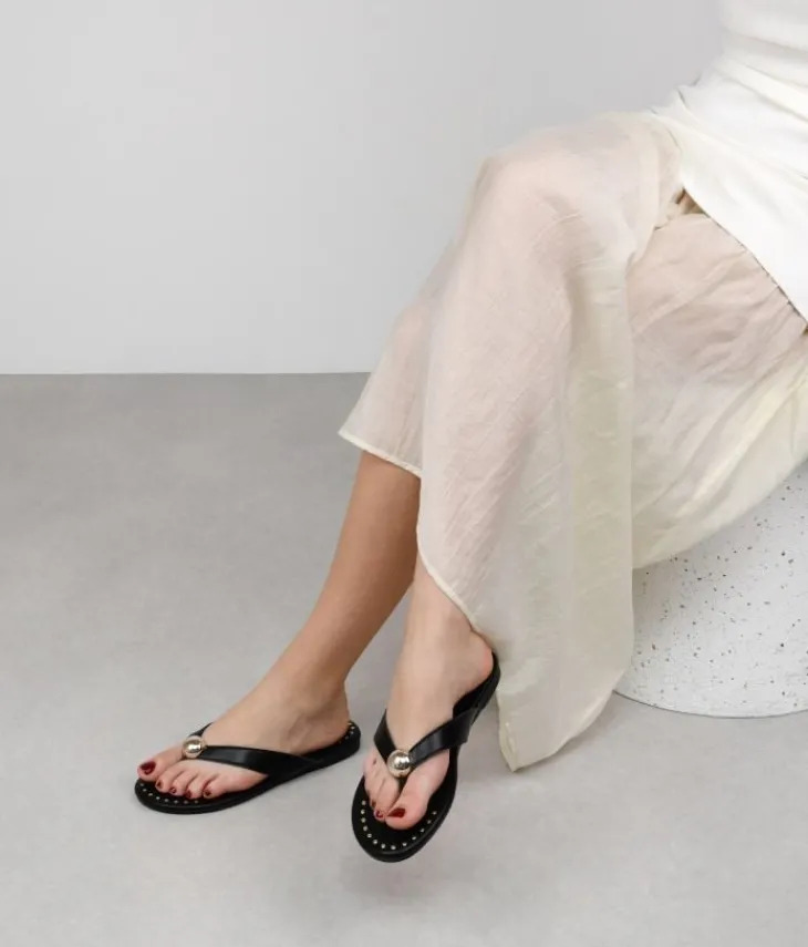 Clearance Bosanova Sandalias de dedo negras planas con metal y tachuelas