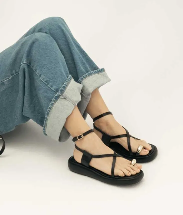 New Bosanova Sandalias de dedo negras con anillo metálico y plataforma
