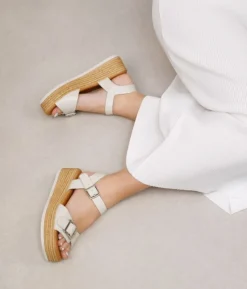 Sale Bosanova Sandalias de piel blancas con cula de esparto y hebillas