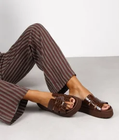 Discount Bosanova Sandalias marrones efecto cocodrilo con plataforma