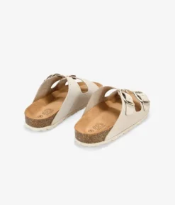 New Bosanova Sandalias planas beige en piel con tachuelas